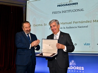 El presidente de la Audiencia Nacional, Juan Manuel Fernández, recoge el premio Convivencia y Tolerancia del Consejo General de Procuradores de España 